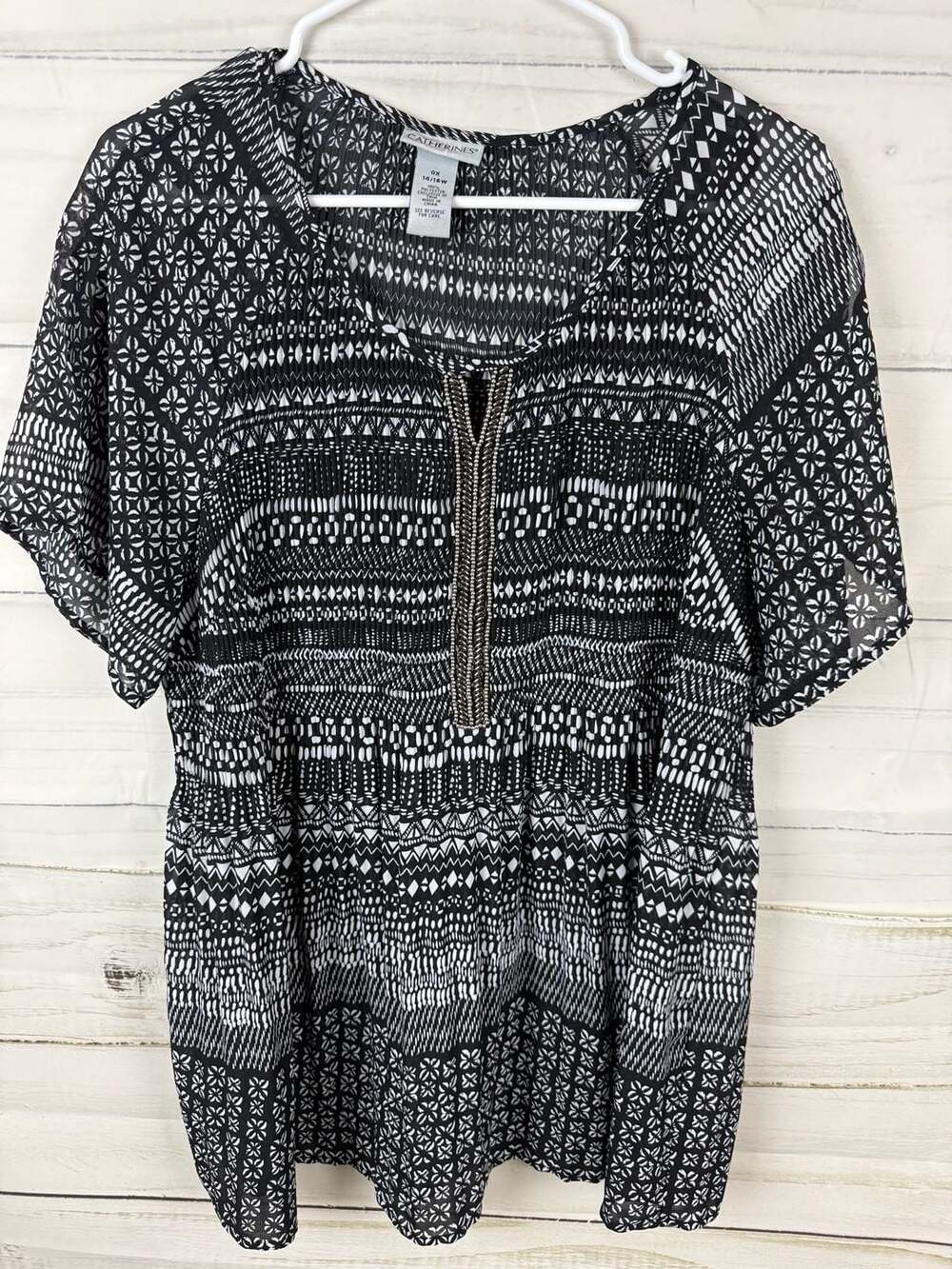 Catherines Women's Plus Size 0X Black / White Printed Beaded Neck Pleated